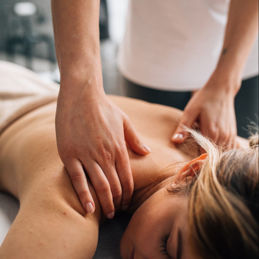Massage der Schulterpartie