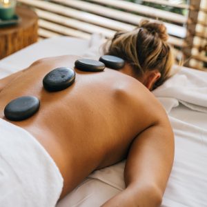 Hot Stones auf der Wirbelsäule