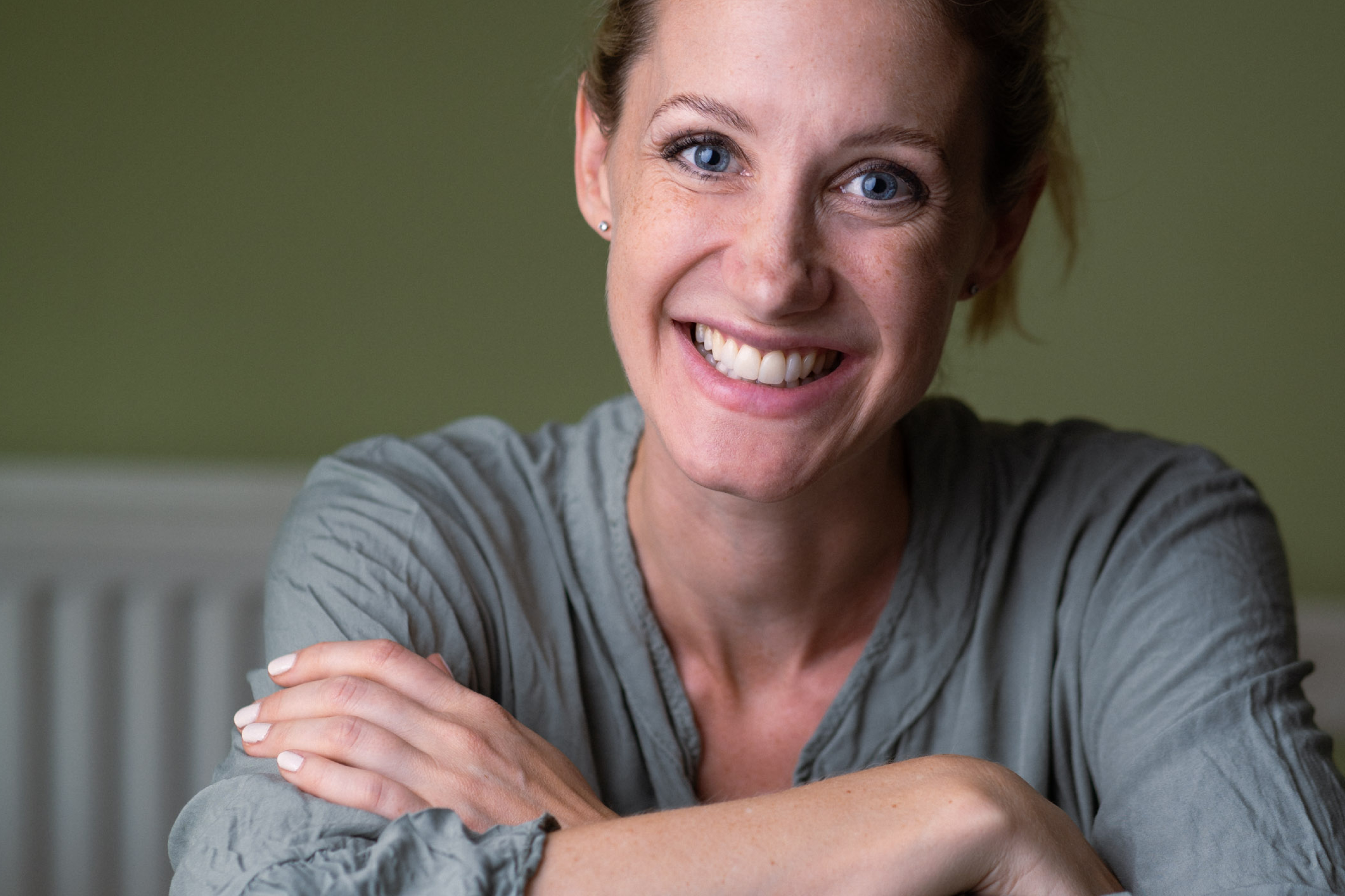 Franchisepartnerin Miriam grinst in die Kamera