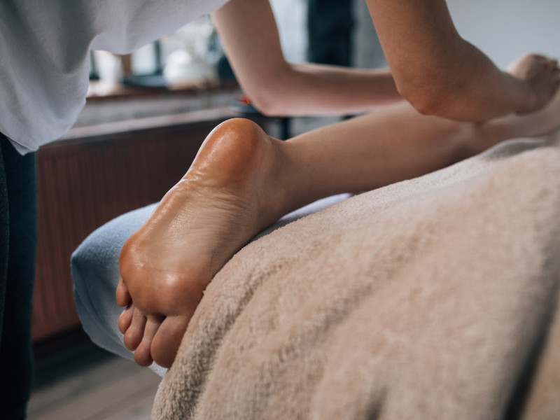 Hände streichen Bein aus