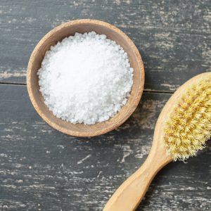 Salzpeeling für den Rücken